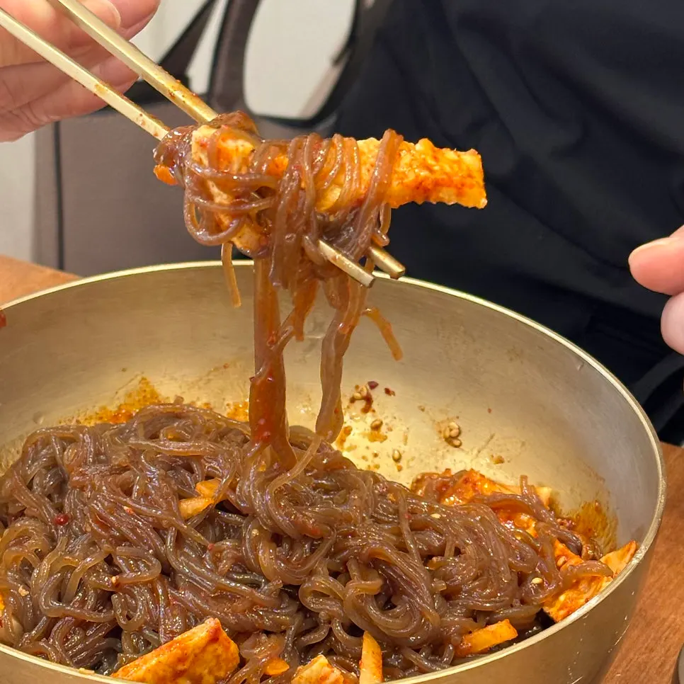 비빔냉면을 집어 올린 장면