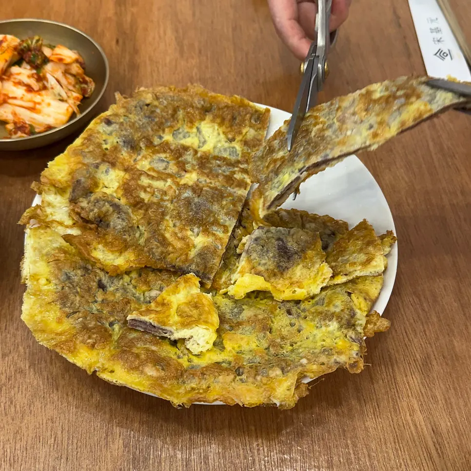 우전을 집어 든 모습