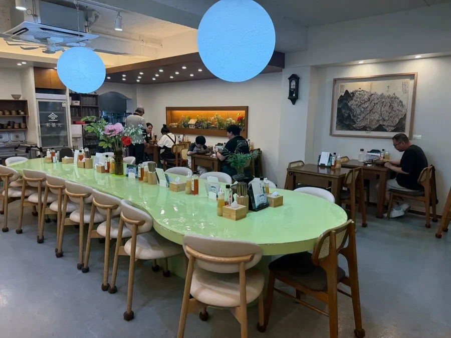 Interior with the pale-green long single-seat table