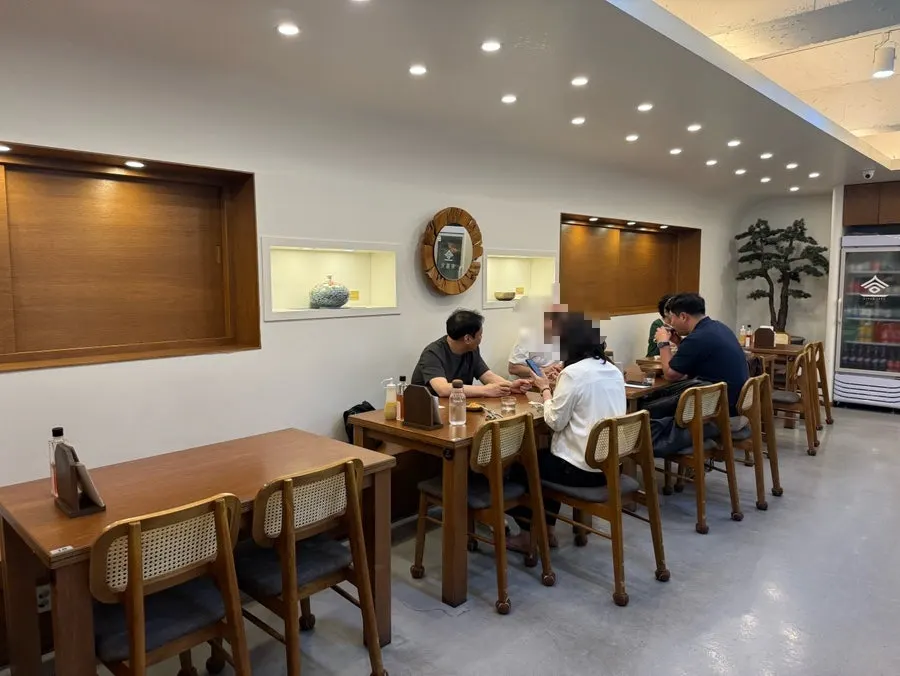 Tables for 2 to 4 along the wall