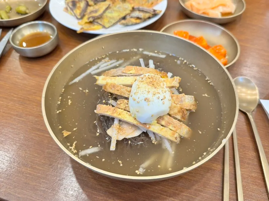 A bowl of naengmyeon at Song Giwon Jinju Naengmyeon Main Branch