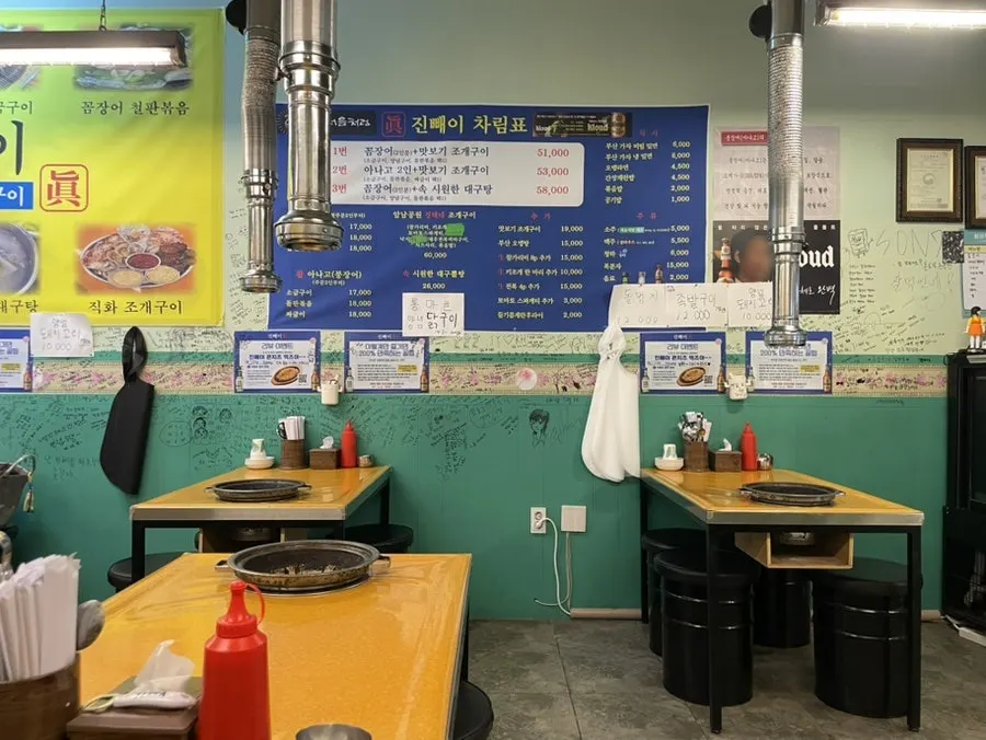 레트로한 분위기의 진빼이 매장 내부