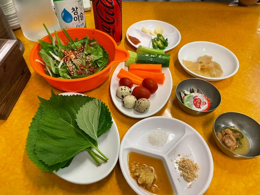 멸치와 야채 스틱이 놓인 진빼이 기본찬