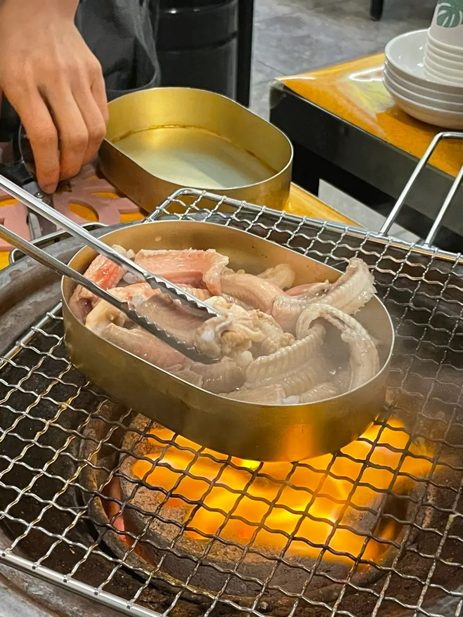 도시락 통에 담긴 초벌 꼼장어