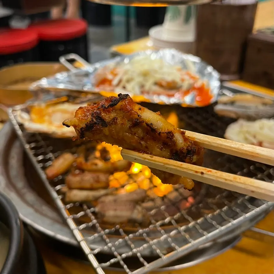 백묵은지에 올린 꼼장어 한 점