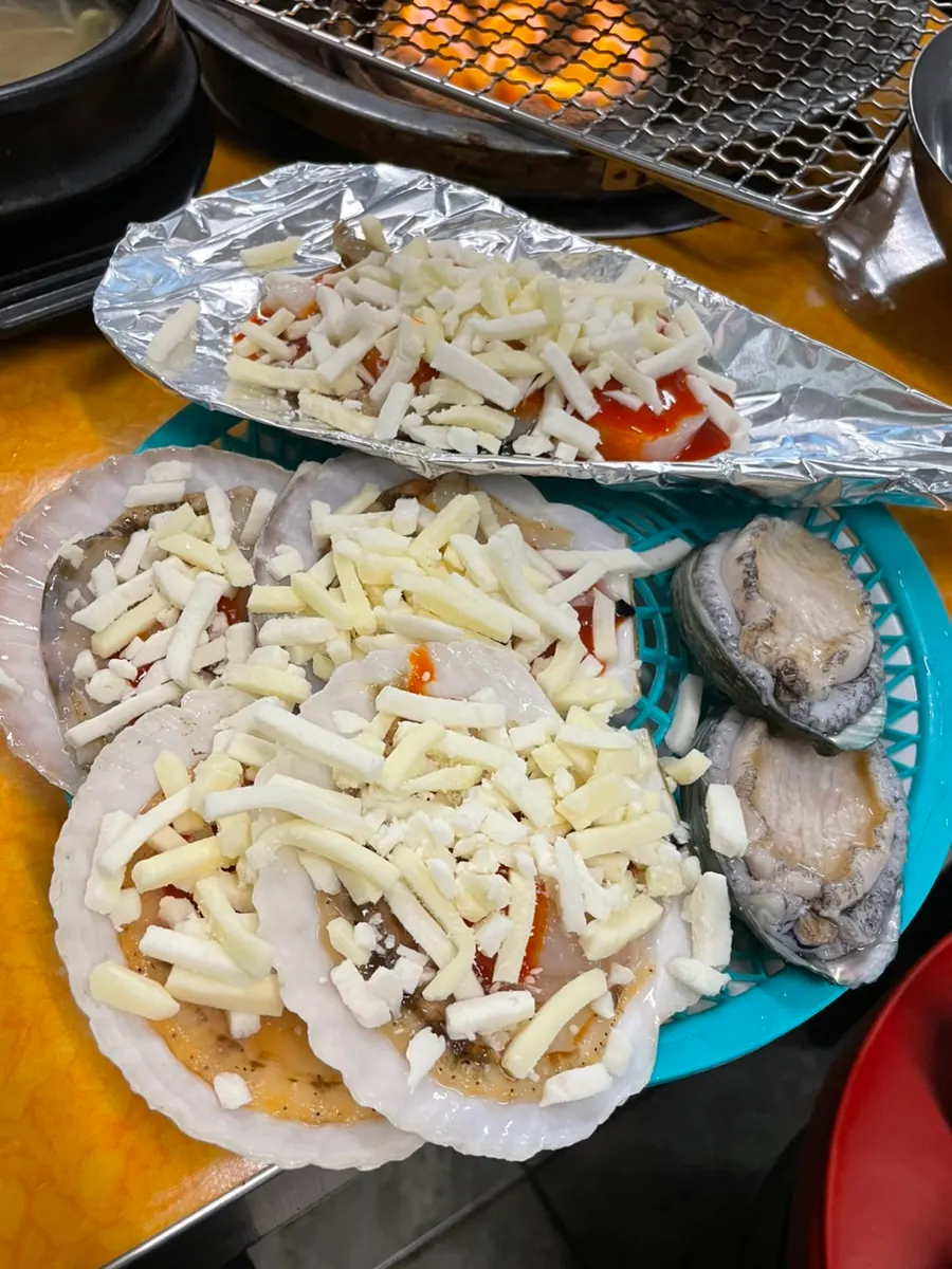 연탄 위에 올린 진빼이 맛보기 조개구이