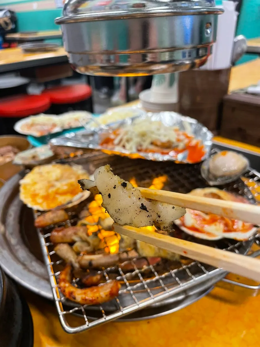 치즈를 가득 올린 가리비 조개구이