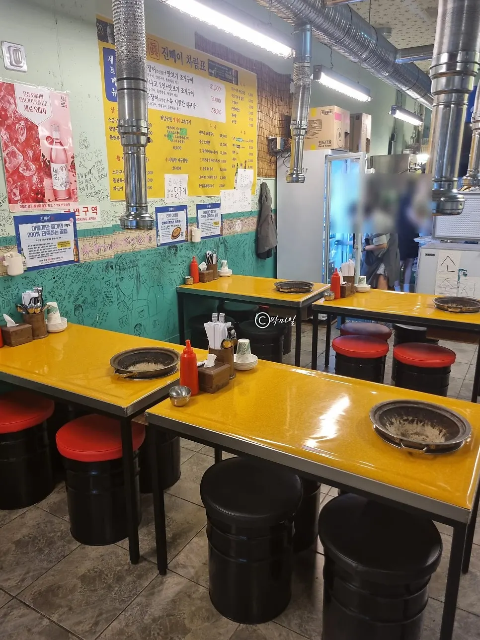 Retro-style interior of Jinppaei