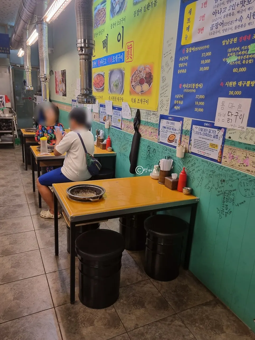 Dining hall at Jinppaei with many tables