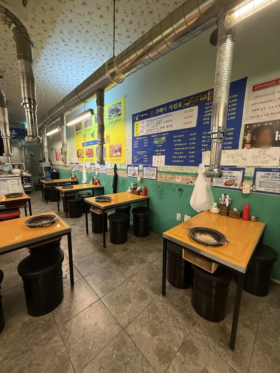 Jinppae interior with yellow tables and round stools