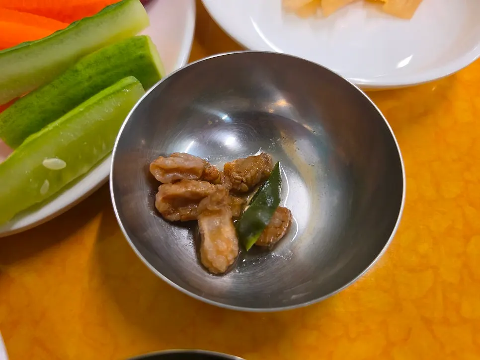 꼼장어와 쌈 싸먹는 채소무침 기본안주