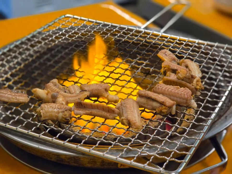 도시락 통에 담겨 연탄에 올린 꼼장어