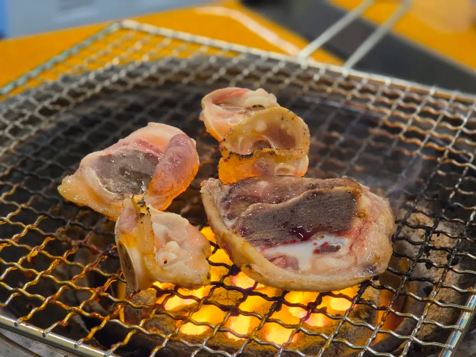 연탄에 올린 쫀득한 족발구이