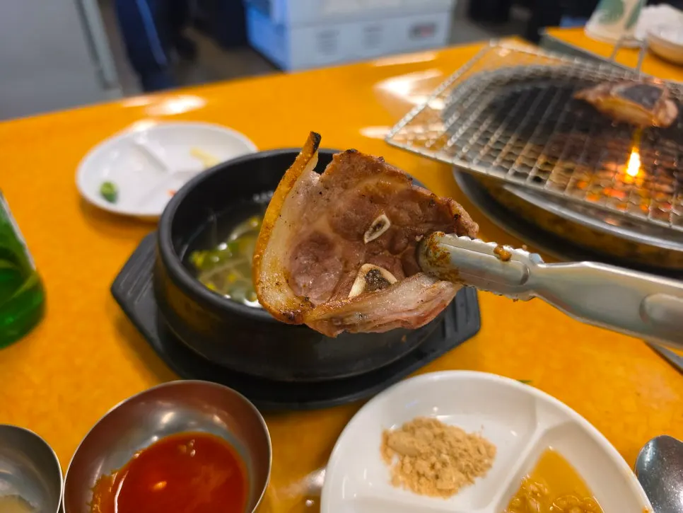 꼼장어 구이와 소주가 놓인 진빼이 술상