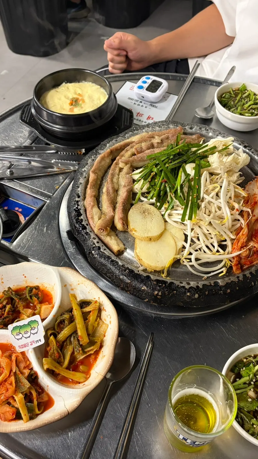 불판 위 한우곱창과 곁들임 반찬