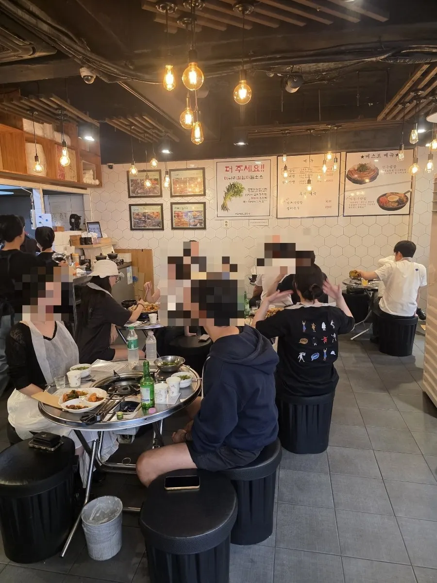 화이트 타일 벽과 전구 조명의 매장 내부