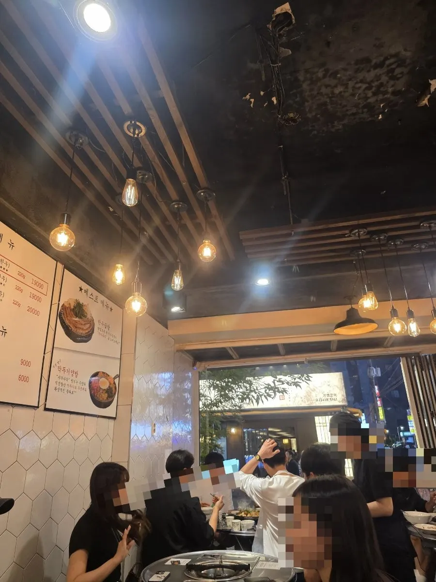 안쪽에서 바라본 매장 입구