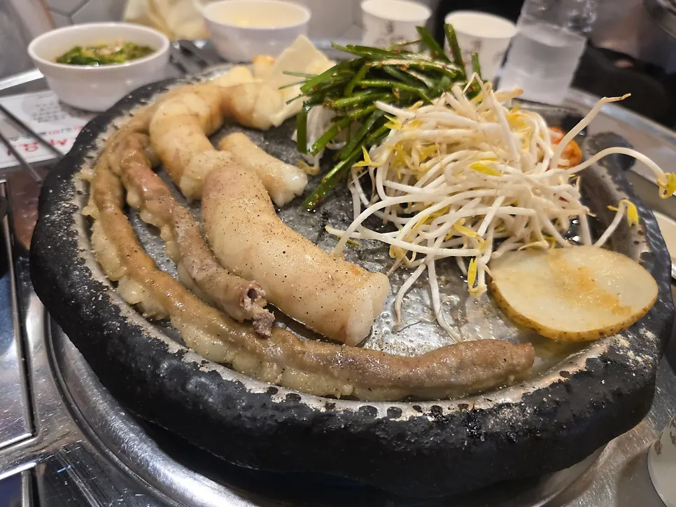 철판에 둘러진 한우곱창과 한우대창