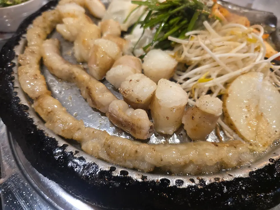 직원이 철판에서 곱창을 구워주는 모습