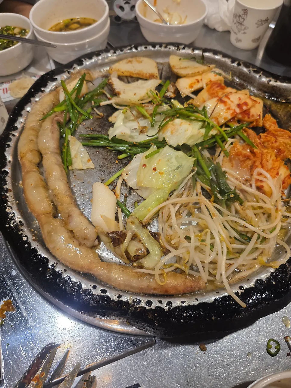 곱창 기름에 볶아지는 야채와 쌀떡