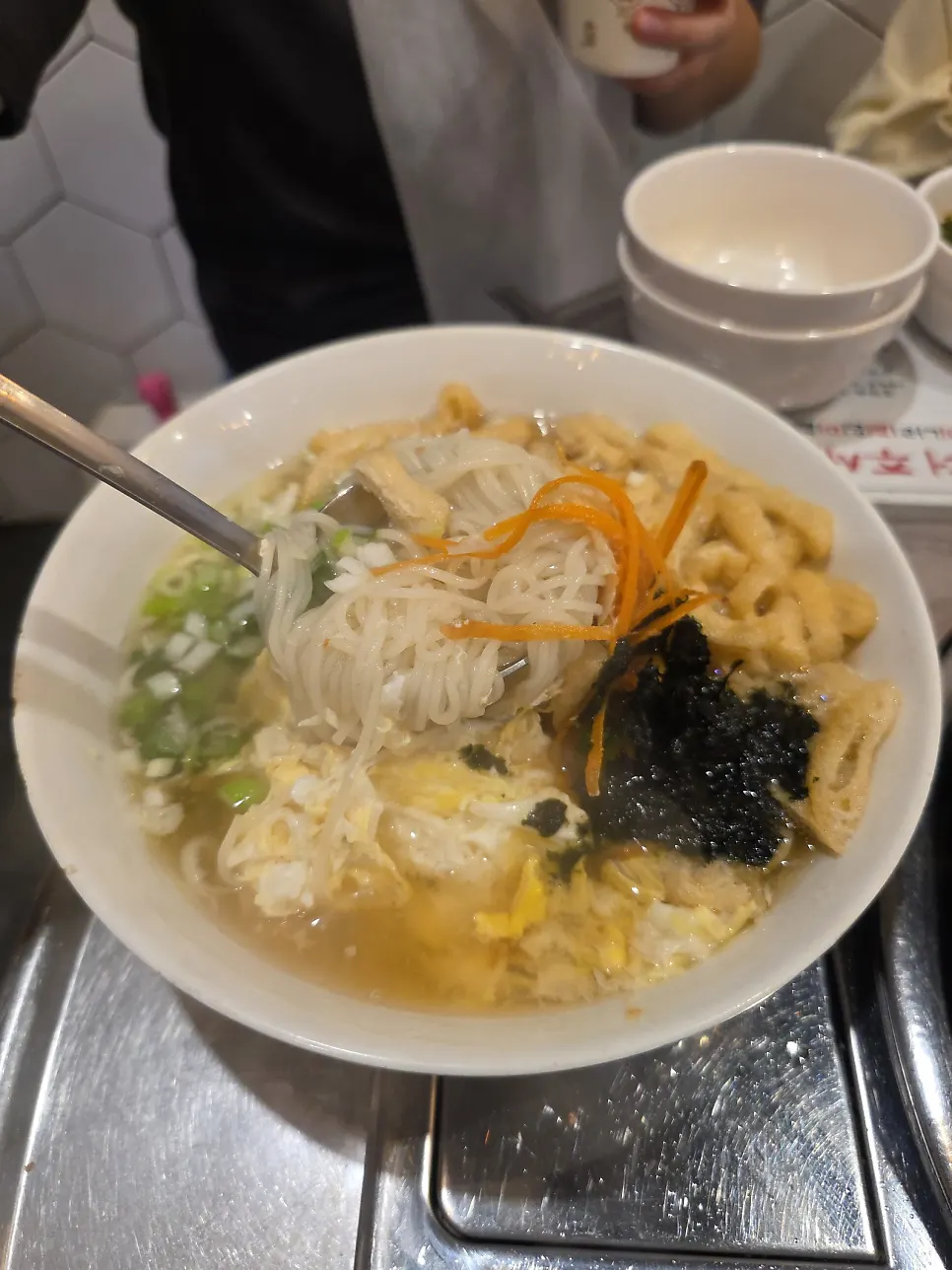 유부와 계란지단 올린 멸치국수