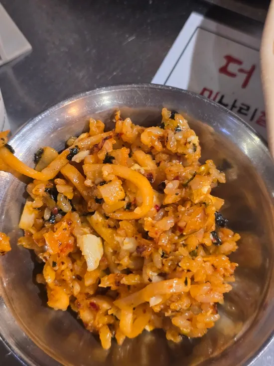A well-mixed bowl of kkakdugi jeorim garlic yangbap