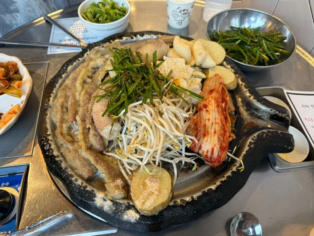 Beef gopchang and daechang with vegetable toppings on the hot plate