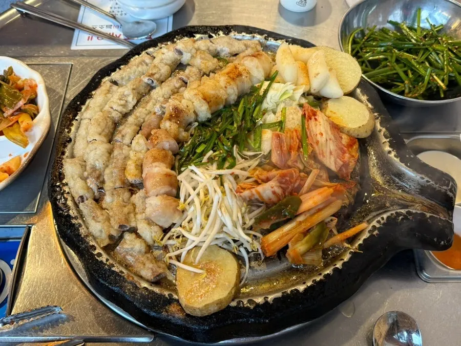 Gopchang and daechang grilled and cut with scissors