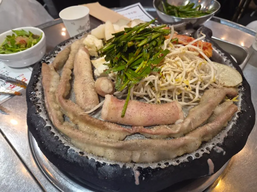 Pre-grilled gopchang and daechang served on a hot stone plate
