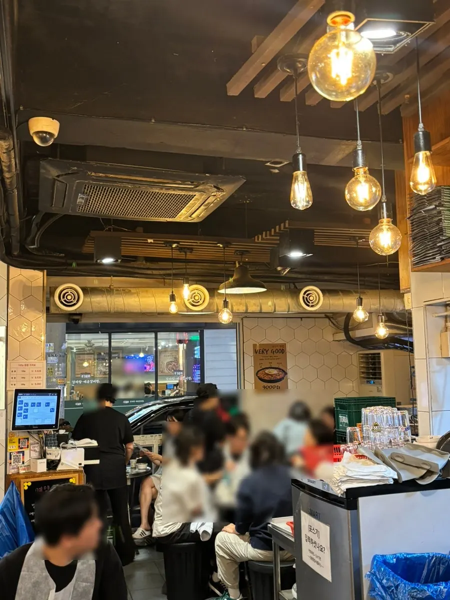손님으로 가득한 곱창집 홀 전경