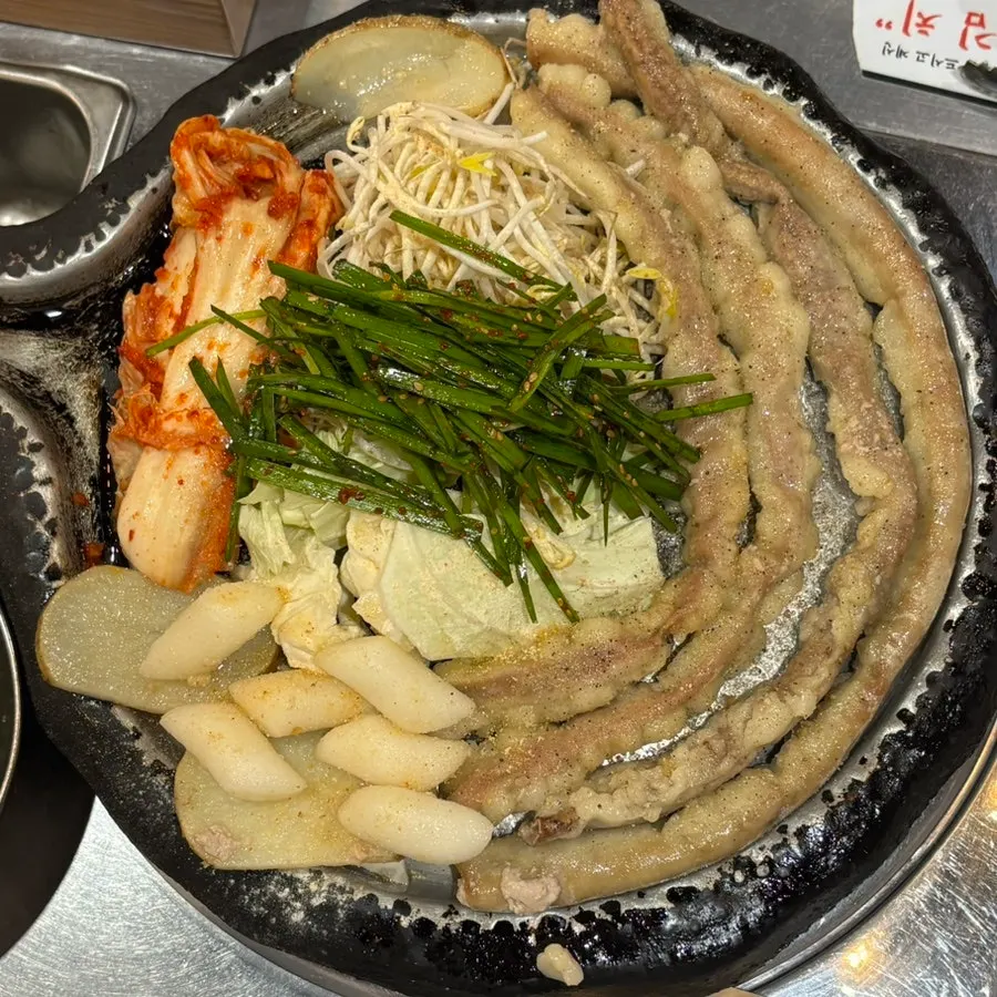 불판에 올린 한우곱창과 김치