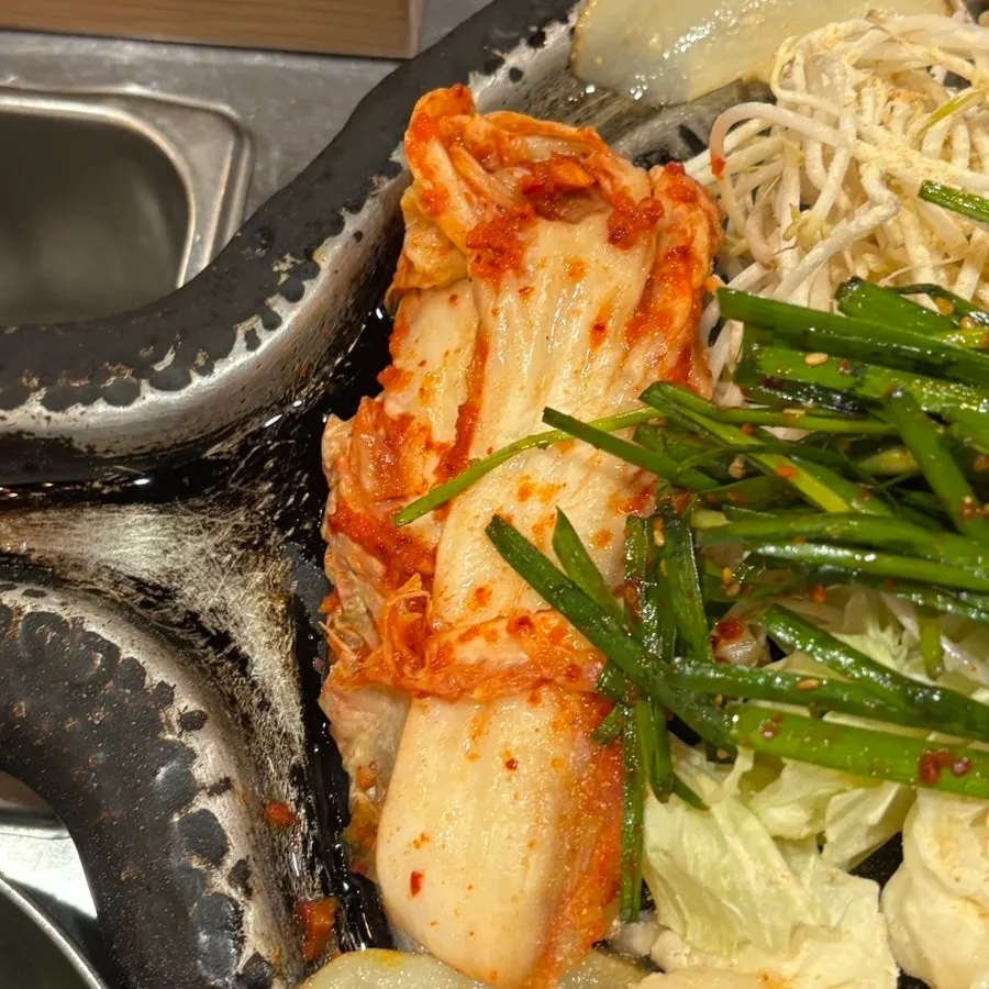 곱창 기름에 노릇하게 익어가는 구운 김치
