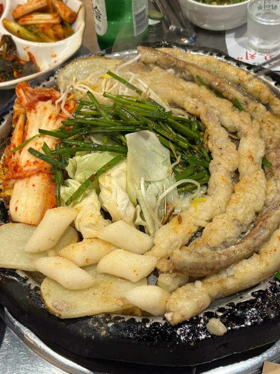 직원이 구워준 한우곱창이 익은 불판