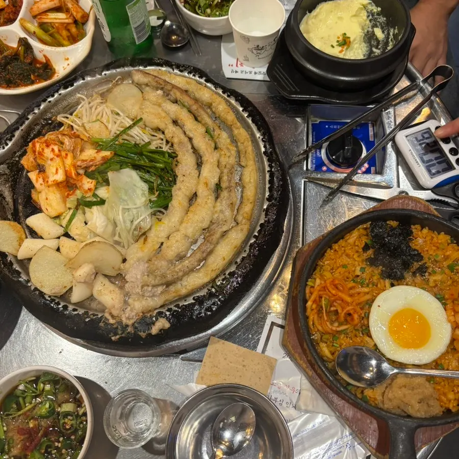 불판 위 곱창과 양밥 그릇