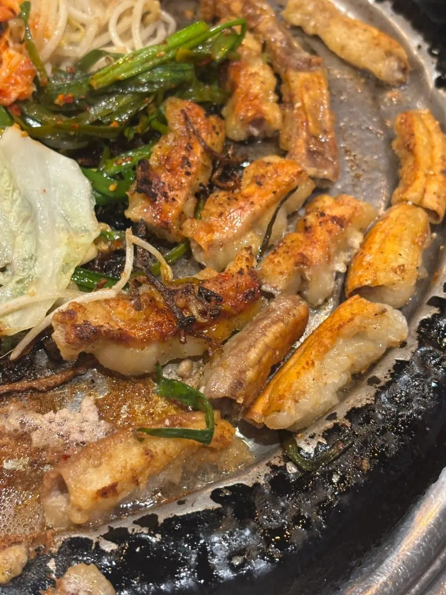 겉이 바싹하게 익은 한우곱창