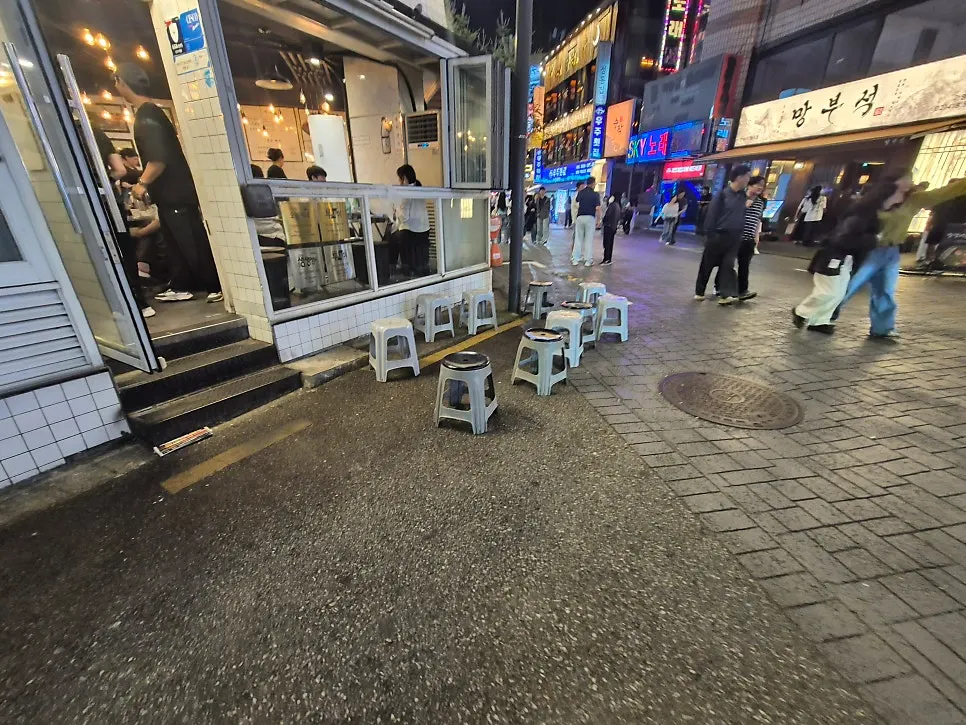 밤에도 눈에 잘 띄는 진성한우곱창 방이점 간판