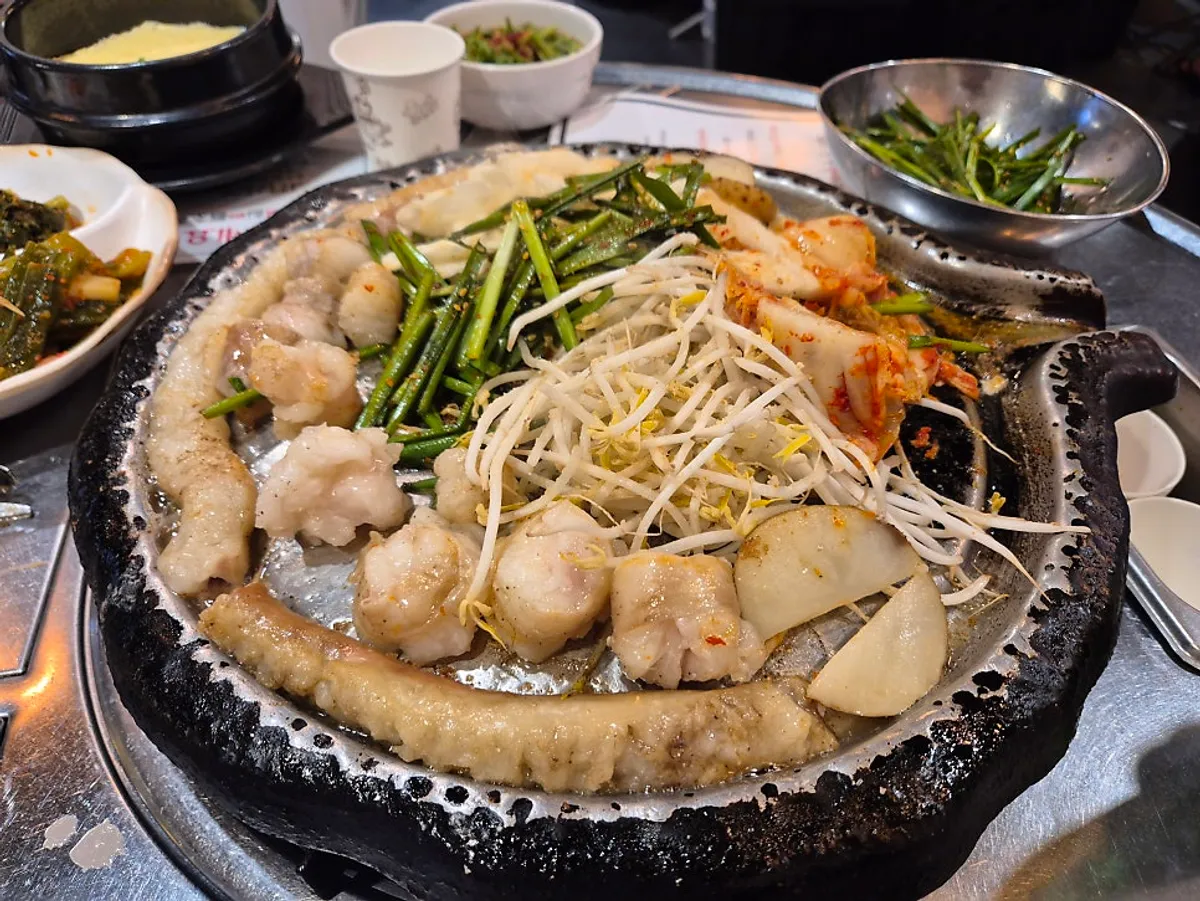 콩나물 위에서 익어가는 한우곱창과 대창 철판