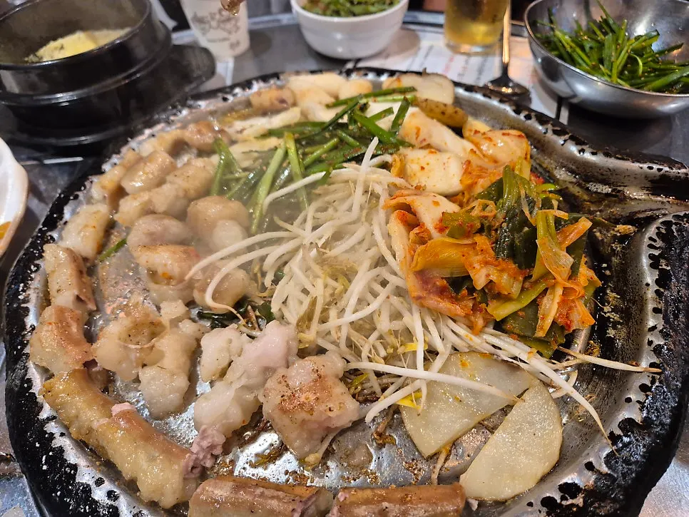 불향 배며 구워지는 곱창 철판 클로즈업