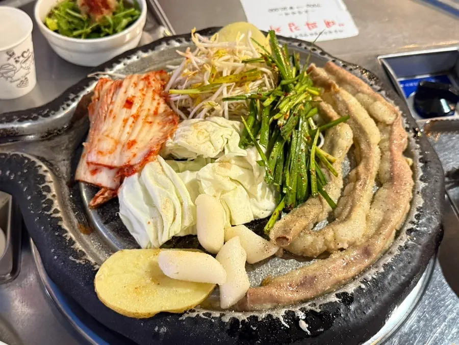 초벌해 나온 한우곱창 2인분 철판