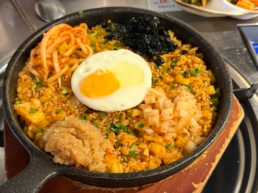 철판에 나온 깍두기양밥 비비기 전 모습