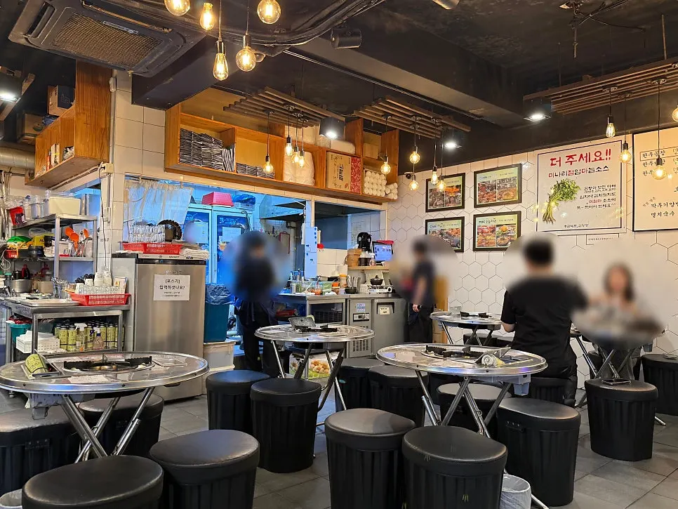 손님이 들어차기 전 진성한우곱창 방이직영점 홀
