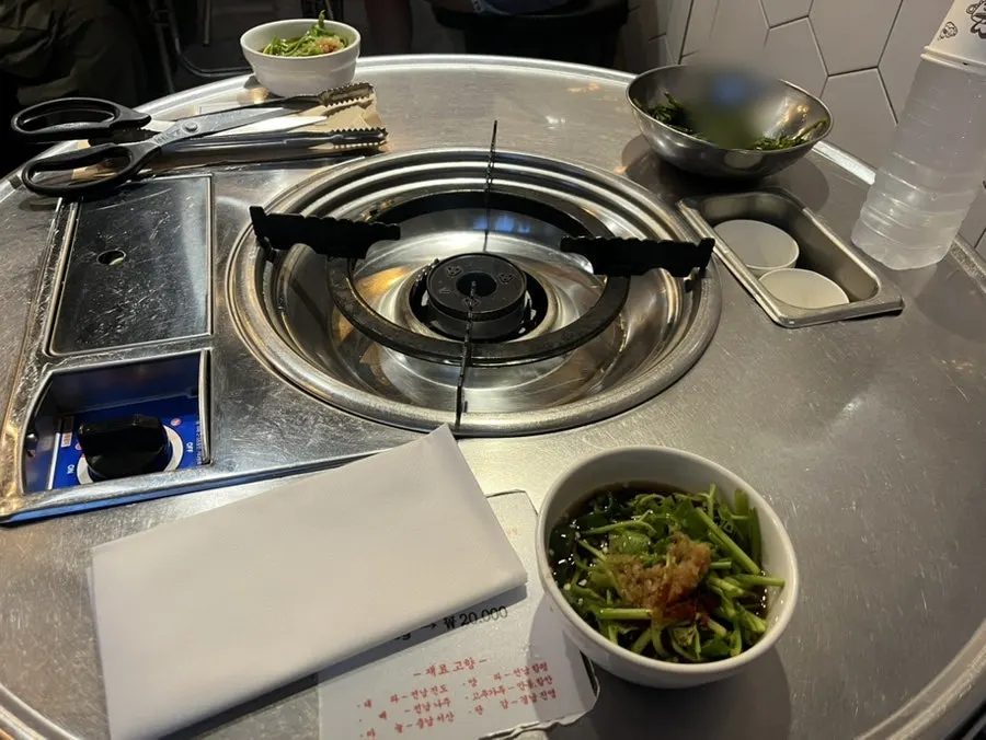 진성한우곱창 방이점 깔끔하게 세팅된 테이블