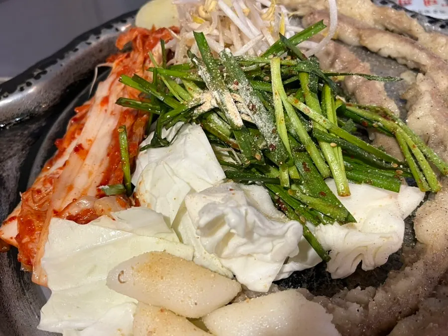 철판에 올라간 한우곱창과 야채