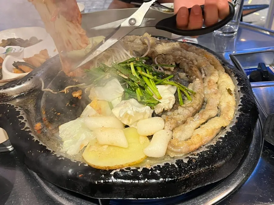 계란찜과 함께 놓인 곱창 철판