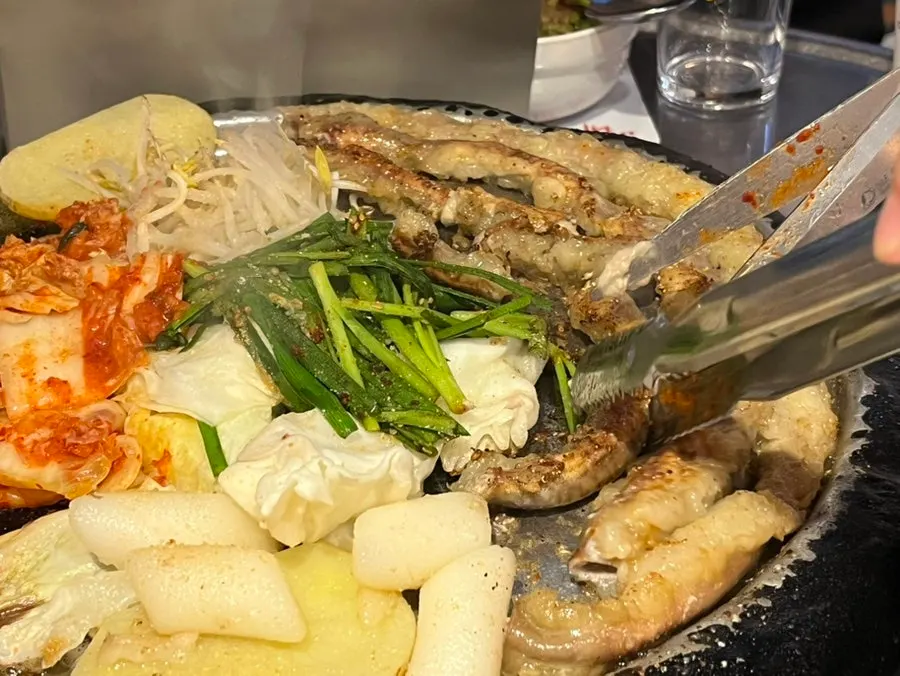 곁들여 주문한 멸치국수 한 그릇