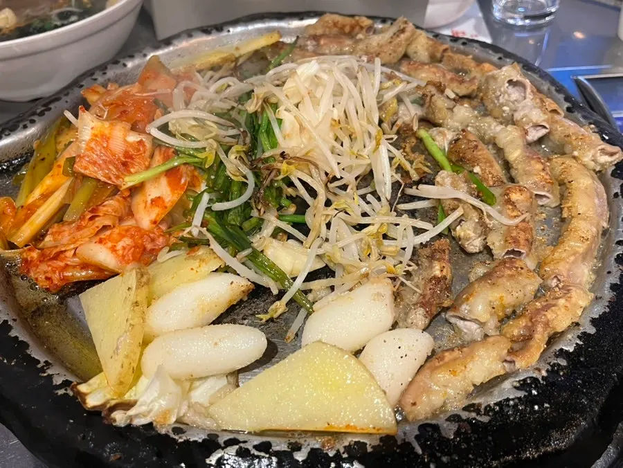 국수와 반찬이 차려진 테이블