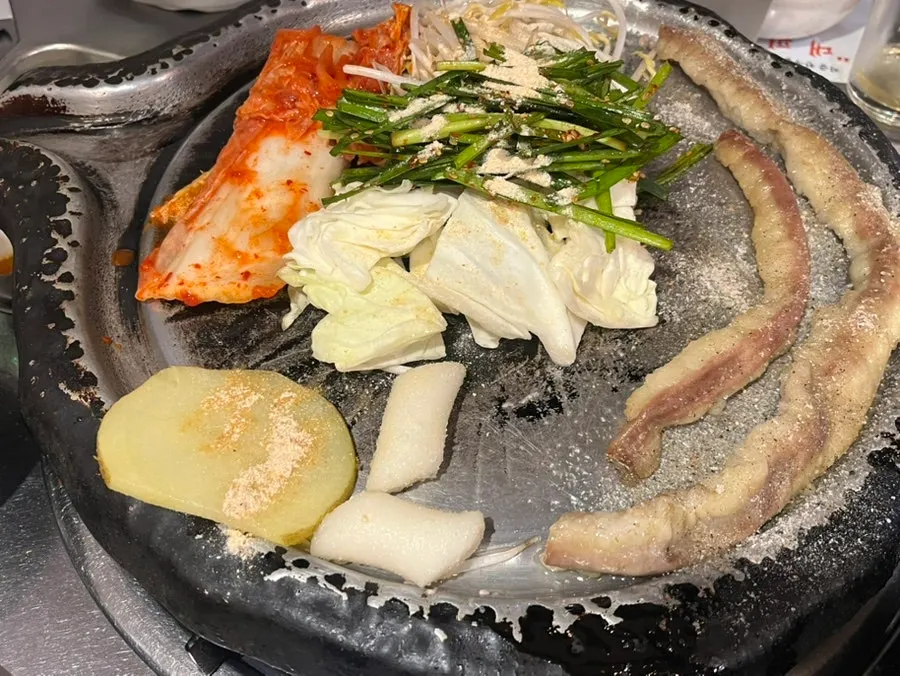 비법양념장에 담근 곱창 한 점