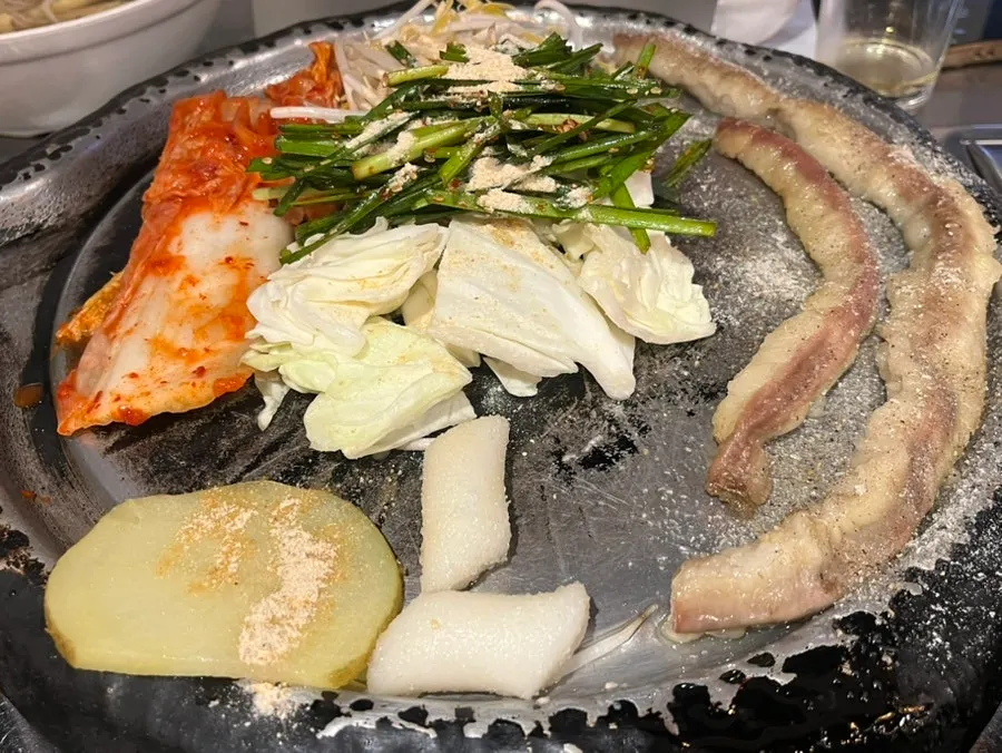 야채와 함께 집어든 곱창
