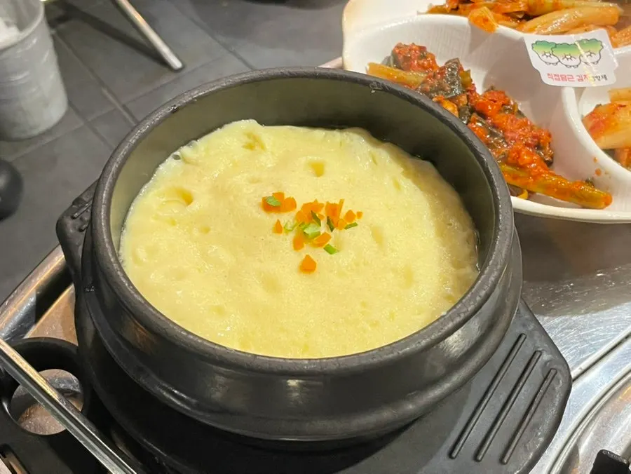 노릇하게 익은 한우곱창 한 판