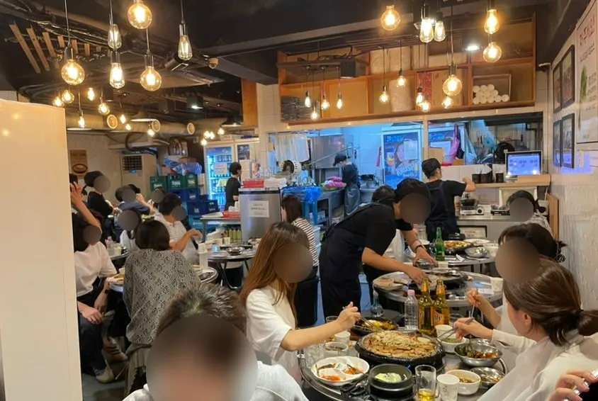 테이블이 놓인 진성한우곱창 방이직영점 내부